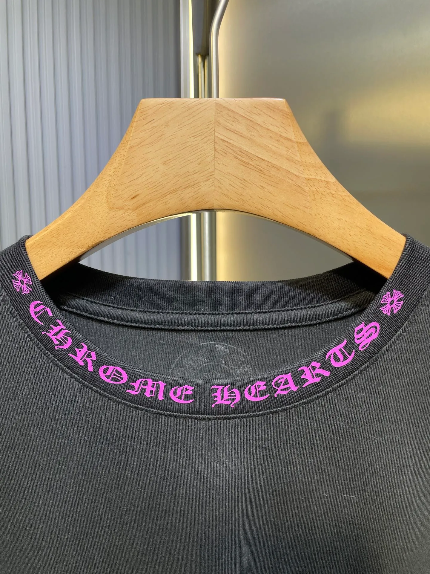 🅿️270 Crow Heart🌟【Top original order】Sanskrit printed short sleeves with collar. Process description: The fabric is made of 26-woven 200g cotton, and the printing is hand-printed with glue. The overall alignment is straight and delicate, the fabric is comfortable and soft, and the color is consistent without color difference. It can be matched with the same style to create a fashionable look and control various occasions. Customized accessories, complete three standards, same style for men and women! ⚠️Color: Black ⚠️Size: SML